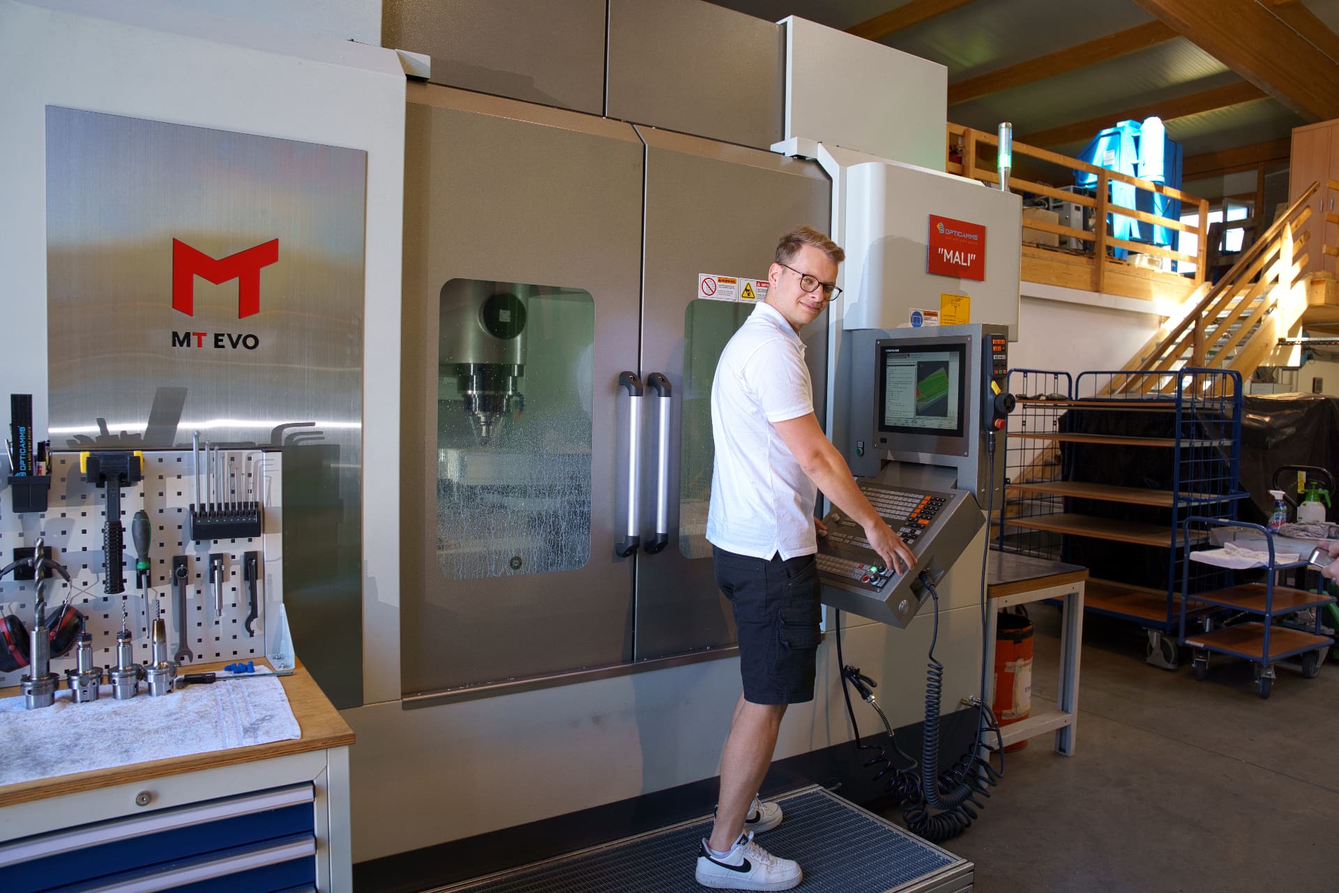 Mitarbeiter bedient das 5-Achs-Bearbeitungszentrum MT EVO 'MALI'