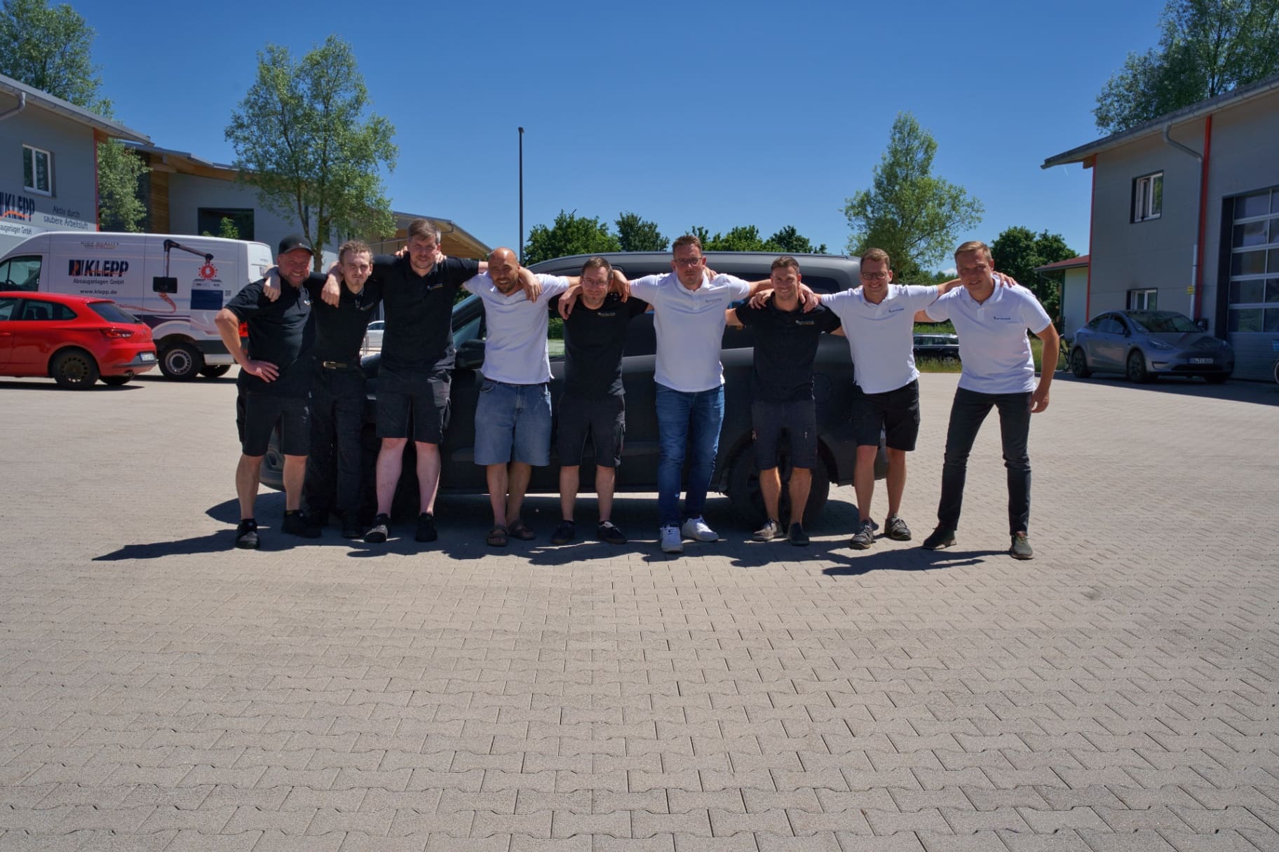Das Team von OptiCAMMS gemeinsam vor dem Firmentransporter in Bad Aibling