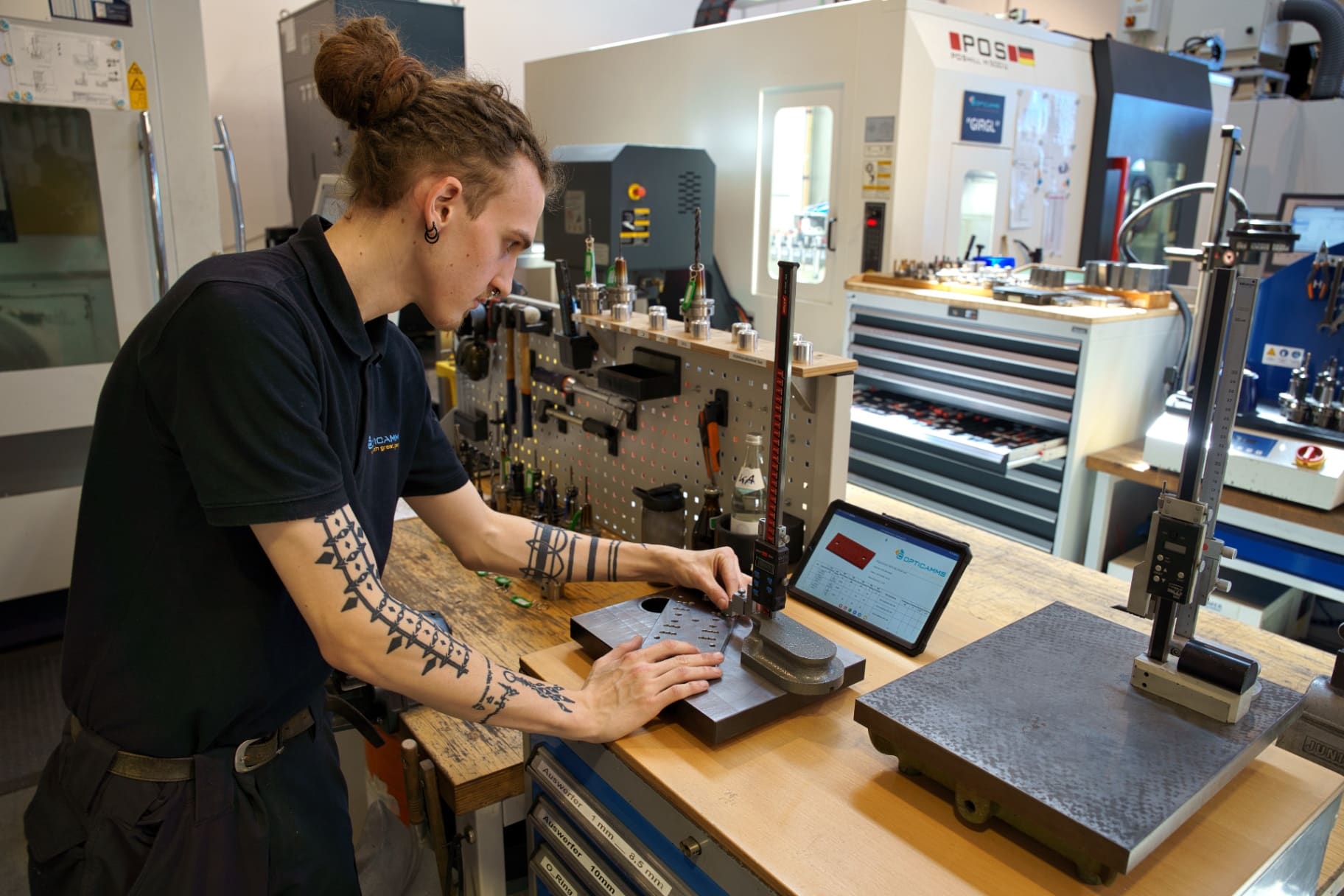 Qualitätskontrolle mit digitalem Höhenmessgerät und Tablet