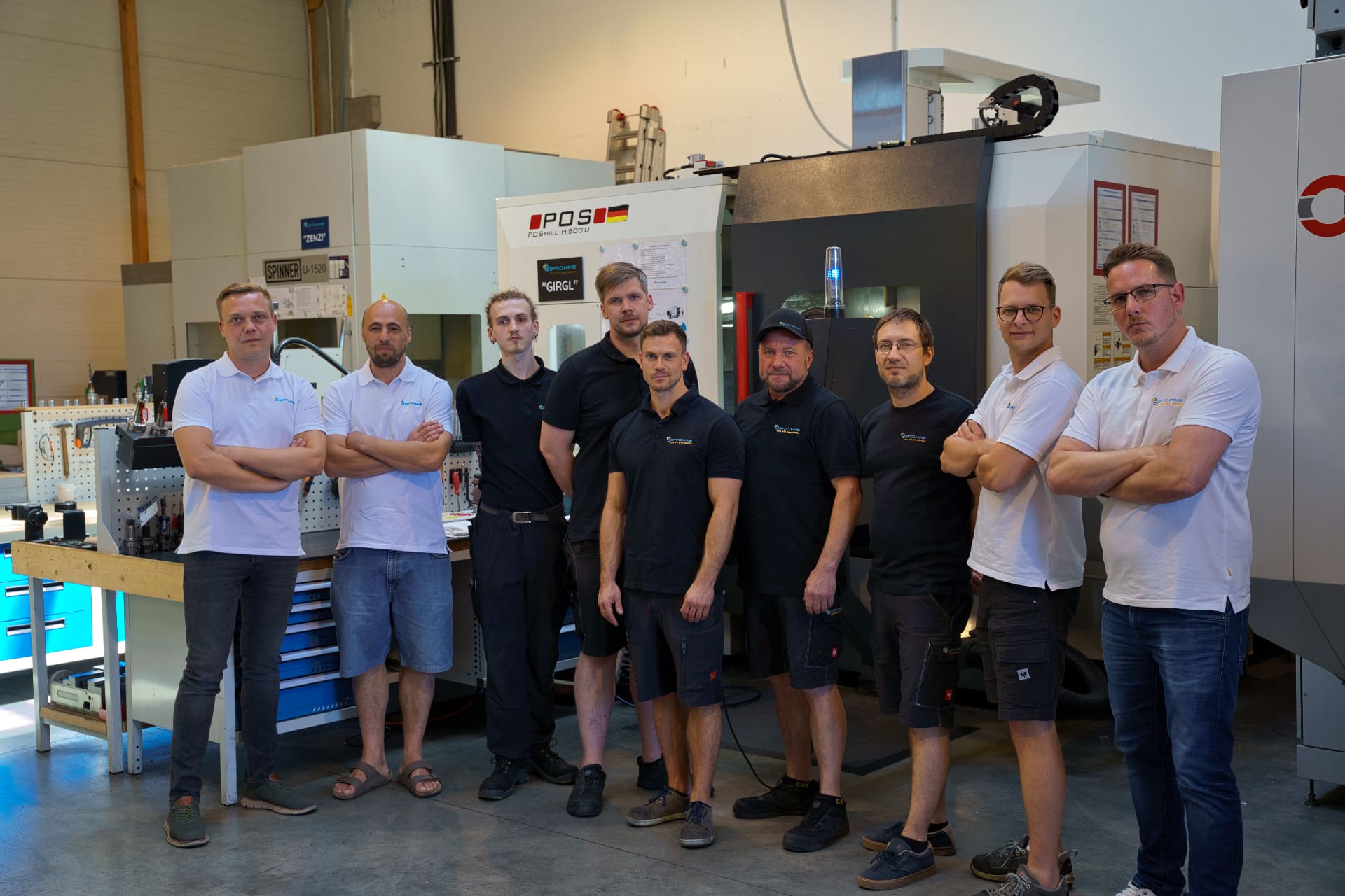 Das Team von OptiCAMMS Formenbau vor den CNC-Bearbeitungszentren in Bad Aibling