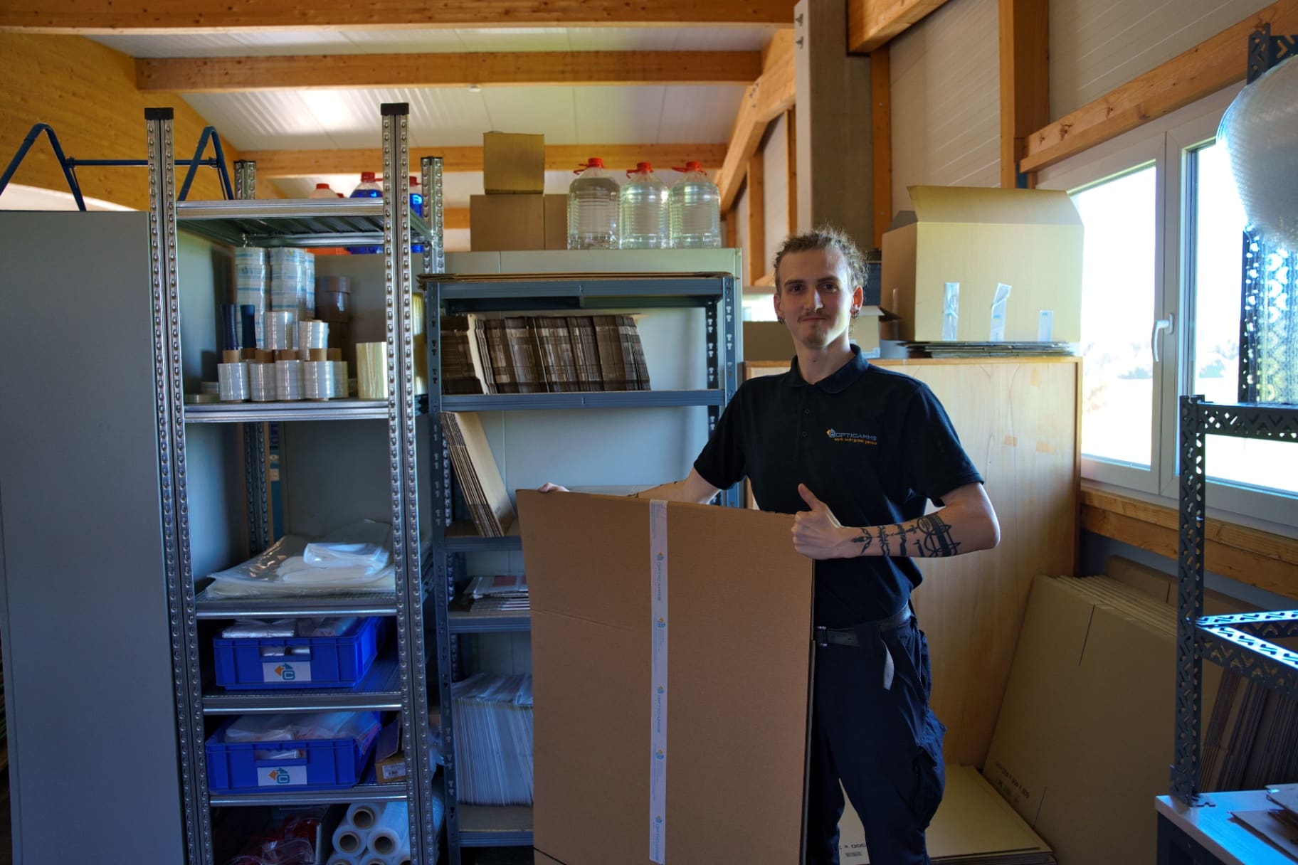 Mitarbeiter im Versand verpackt ein fertiges Werkstück